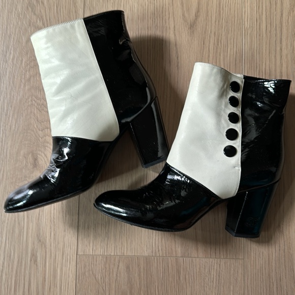 Vintage Chanel Black And White Leather Booties - Picture 11 of 13